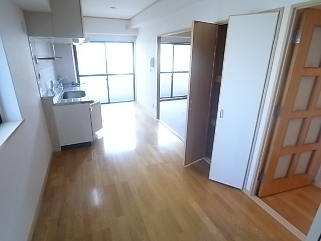 ミルフィール西岡本の居間・リビング