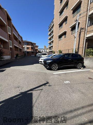 ハイツ室川の駐車場