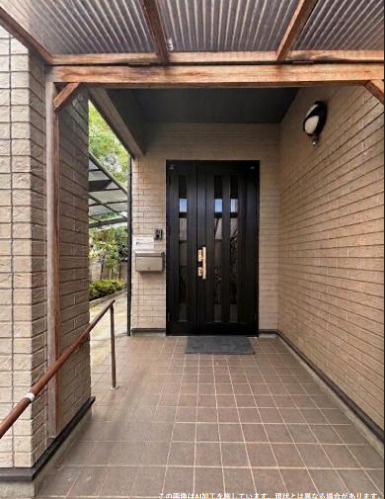 【玄関】 | 中央区黒髪6丁目 | ※この画像はAI加工を施しています。現状とは異なる場合があります。