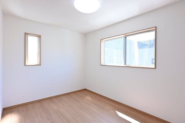 【洋室】 | 太田市内ケ島町第16期　 | こちらの居室も二面採光のお部屋なので明るく快適です♪
