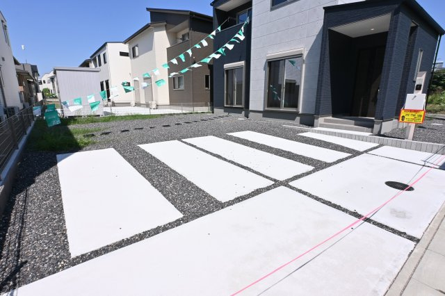 【駐車場】 | 太田市内ケ島町第16期　ワイウッドコート | 駐車が楽チンな広々設計♪来客時も安心です◎