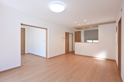 【居間・リビング】 | 太田市内ケ島町第16期　 | キッチンのアクセントクロスでお部屋の雰囲気もとってもお洒落です♪