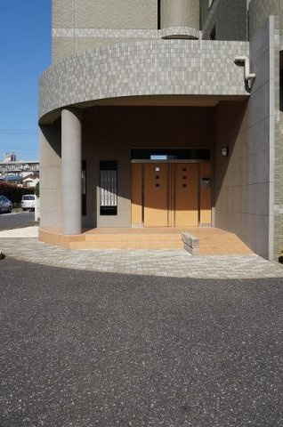 ハイエスト　クレディアのエントランス|毎日通るエントランスはこのようになっています