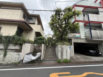 【外観】 | 【祐天寺駅７分　訳ありの土地】 | 公道からは階段で上がります。（階段は建築基準法の道路となります）