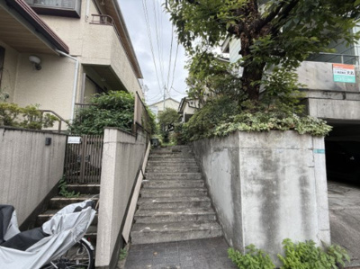 【外観】 | 【祐天寺駅７分　訳ありの土地】 | 公道からは階段で上がります。（階段は建築基準法の道路となります）