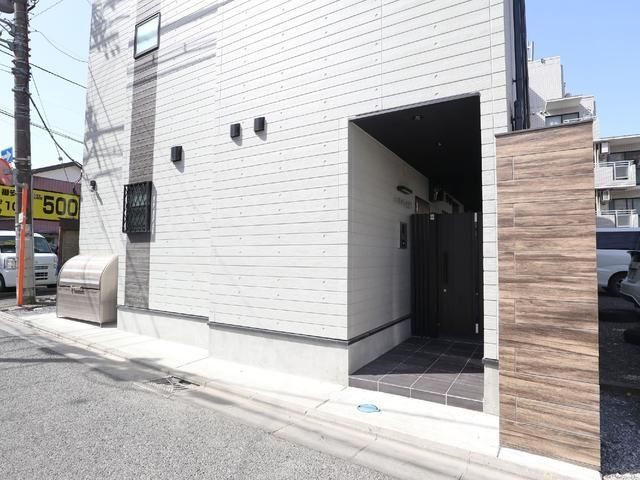 エクセラン大宮のエントランス