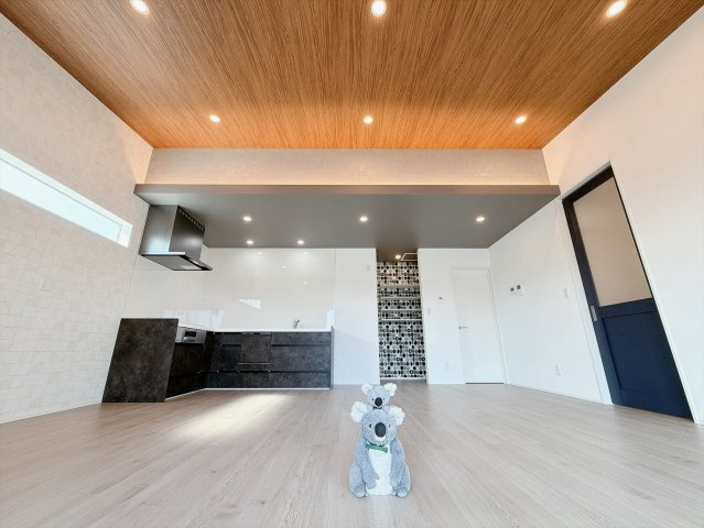 【居間・リビング】 | 伊勢崎市堀下町　平屋　新築住宅 | 窓からのあたたかい光をあびながらの朝食。今日も一日がんばれそう！と思えるリビング。
