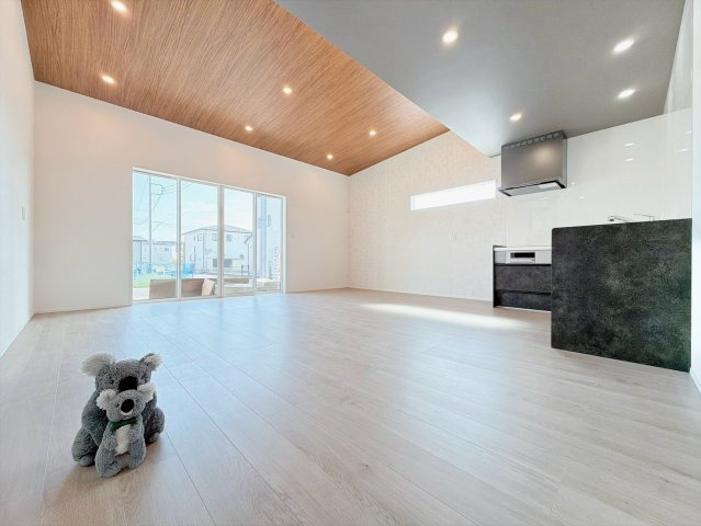 【居間・リビング】 | 伊勢崎市堀下町　平屋　新築住宅 | ≪LDK≫
リビング・ダイニングは白を基調としたシンプルな空間。
雑貨やこだわりの家具など、レイアウトも自由に楽しめます！