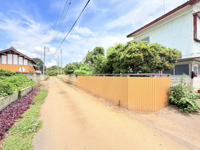古河市恩名中古物件の前面道路含む現地写真