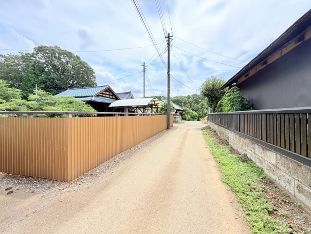 古河市恩名中古物件の前面道路含む現地写真