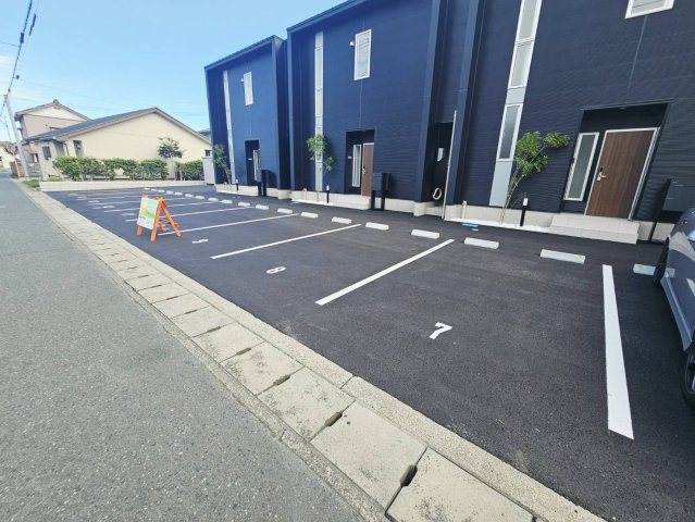 キャレノワールの駐車場