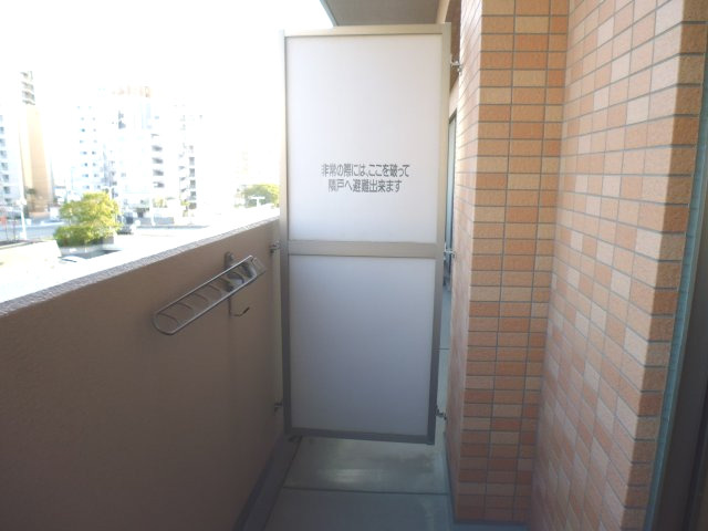 ポコアポコ明石鍛治屋町五番館のバルコニー