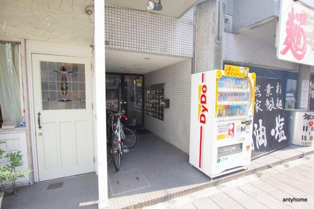メゾンドゥレイナ1　仲介手数料無料のエントランス