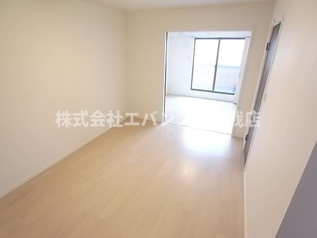 【居間・リビング】 | グランダ千葉 | 別部屋の写真になります。