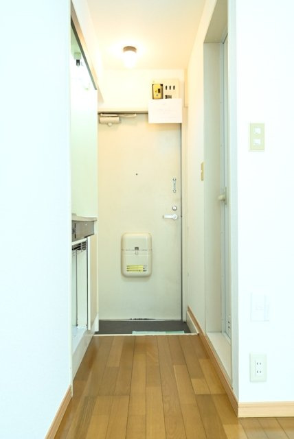 メトリブ三軒茶屋　敷金0礼金0　ネット無料　学生おすすめの玄関