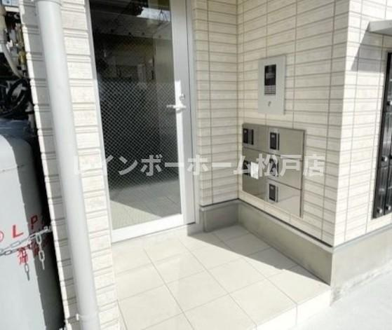エスタディオ草加のエントランス|落ち着いたエントランスです