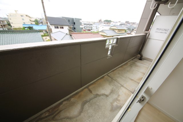 コスモタウンのバルコニー|別部屋同間取りのお写真となります。参考にご覧くださいませ。