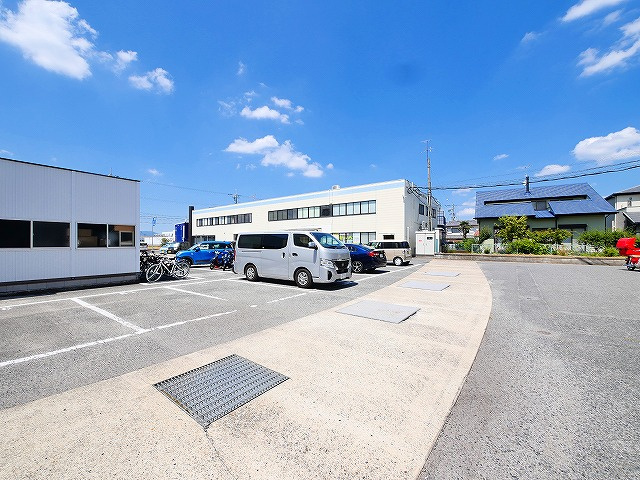 奈良事務機本社ビルAの駐車場
