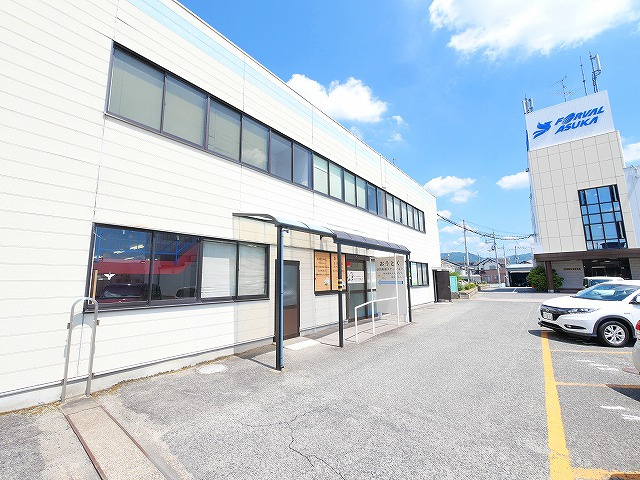 奈良事務機本社ビルAの駐車場