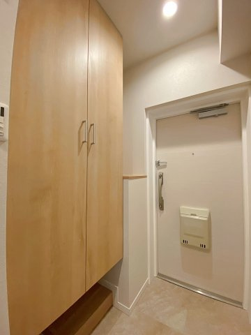 パシフィック豊玉マンションの玄関|住まいの顔として上質な印象を与える清潔感ある玄関スペース。スムーズな出入りが可能な動線設計で、来訪者を温かく迎え入れます。毎日の通勤・通学やお出かけも気持ちよくスタートできる心地よい空間です。