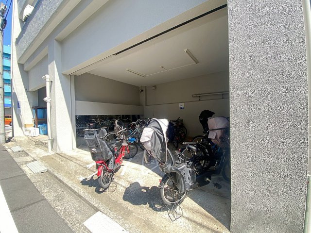 パシフィック豊玉マンションの駐輪場|雨風から大切な自転車を守れる屋根付きの敷地内駐輪場。日々の通勤・通学はもちろん、近隣へのお買い物や休日のお出かけにも気軽に自転車をご利用いただけます。整理整頓された使いやすい共有スペースです。