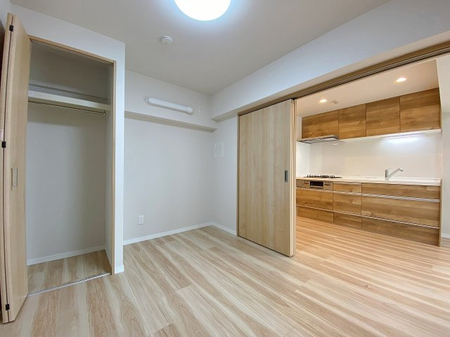 パシフィック豊玉マンションの洋室|子供部屋や書斎、リモートワークスペースとしても最適な約4.5帖の洋室。独立したプライベートな空間を確保でき、住まう方のライフスタイルや趣味に合わせて多目的にご活用いただけます。（間取り図左真ん中）