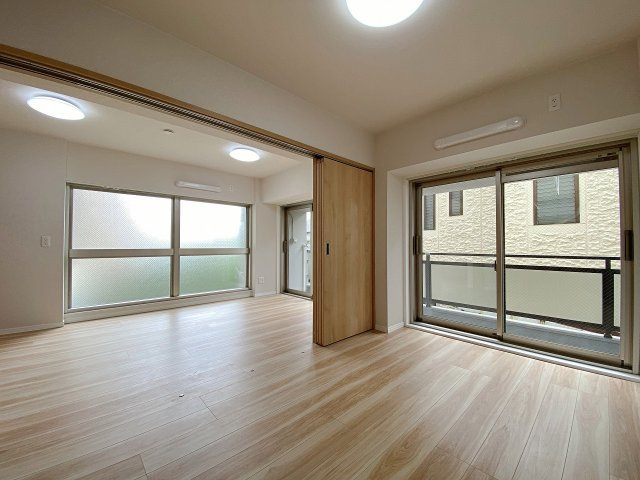 パシフィック豊玉マンションの寝室|落ち着いた時間が流れる約4.7帖の洋室は、主寝室としても快適にお使いいただけます。心地よい日差しと風が通り抜ける空間設計で、一日の疲れを癒やし静かで上質な睡眠環境をサポートします。（間取り図左下）