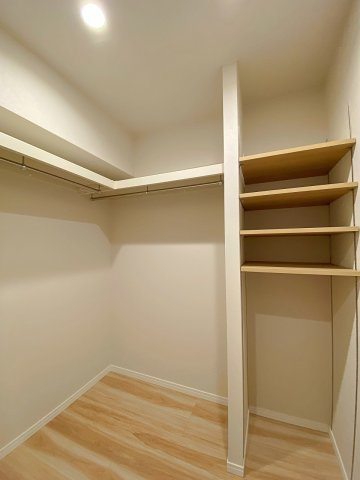 パシフィック豊玉マンションの収納|ご家族全員の衣類や荷物をまとめて収納できる便利なファミリークローゼット。持ち物がひと目で把握しやすく、衣替えの手間も軽減できます。お部屋を常にすっきりと美しい状態に保てる頼もしい収納空間です。