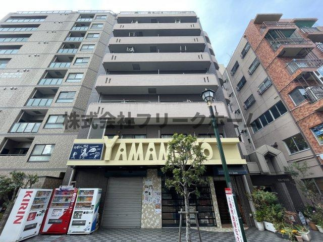 三鷹市下連雀４丁目の賃貸マンションのエントランス