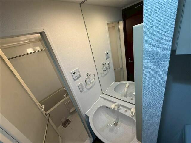 パレステュディオ渋谷本町の独立洗面台|独立洗面台、小物を置くことができて便利です