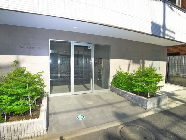グラウンデュークス本所のエントランス