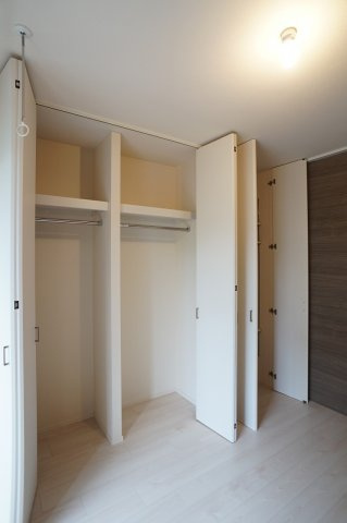 【収納】 | エルモソパーク | 壁面いっぱいの天井高クローゼットです