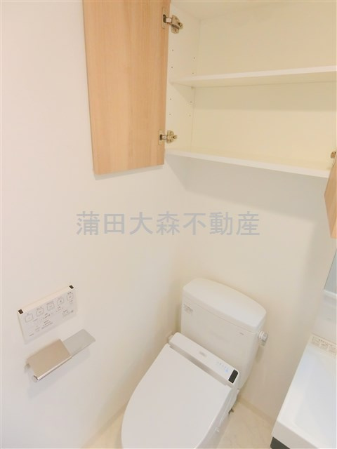 HY's flatハイズフラット糀谷のトイレ|棚収納と温水洗浄便座付きのトイレ
