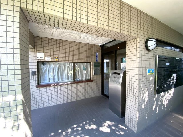 氷川台ハイム|エントランス入口　オートロックになっています。
