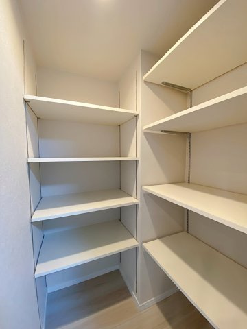 ベウラ大泉学園の収納|約14.5帖のLDK内に備えられた便利なファミリークローゼット。ご家族共有の衣類や日用品、掃除掃除具などを一括収納できます。リビングを常にすっきりと綺麗に保つことができ、生活動線にも優れた設計です。