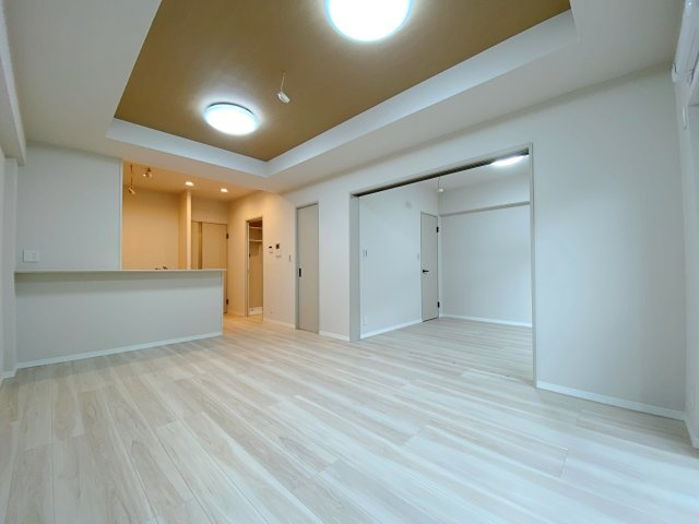 ベウラ大泉学園の居間・リビング|デザイン性と機能性を兼ね揃えた上質なリビングスペース。美しい内装仕上げが上質な雰囲気を演出し、ご家族の笑顔があふれる憩いの場に。日々の暮らしをより豊かに彩る快適な居心地を提供します。