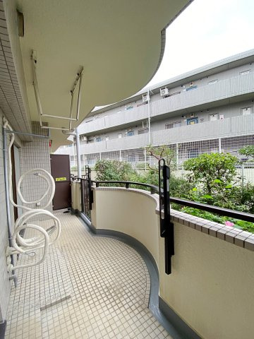 ベウラ大泉学園のバルコニー|9.55㎡の広さを誇るバルコニー。お洗濯物を干す空間としてはもちろん、爽やかな風と光を感じながらリフレッシュできる心地よい外部空間です。専用庭へのアクセスも良く多用途に活躍します。