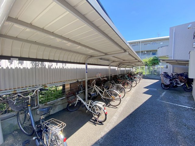 ベウラ大泉学園の駐輪場|屋根付きで雨や風から大切な自転車を守れる敷地内駐輪スペース。スッキリと整理整頓されており出し入れもスムーズです。通勤・通学やお買い物など、日常の身近な移動手段として快適にご利用いただけます。