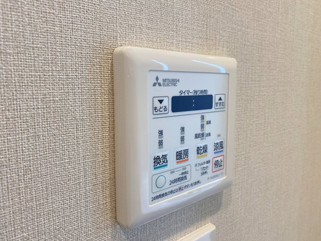 ベウラ大泉学園の冷暖房・空調設備|天候や時間帯を気にせず洗濯物を干せる浴室換気乾燥機を完備。雨の日や花粉の季節のお洗濯はもちろん、カビの発生を抑える効果や冬場のヒートショック対策としても大変重宝する快適な機能設備です。