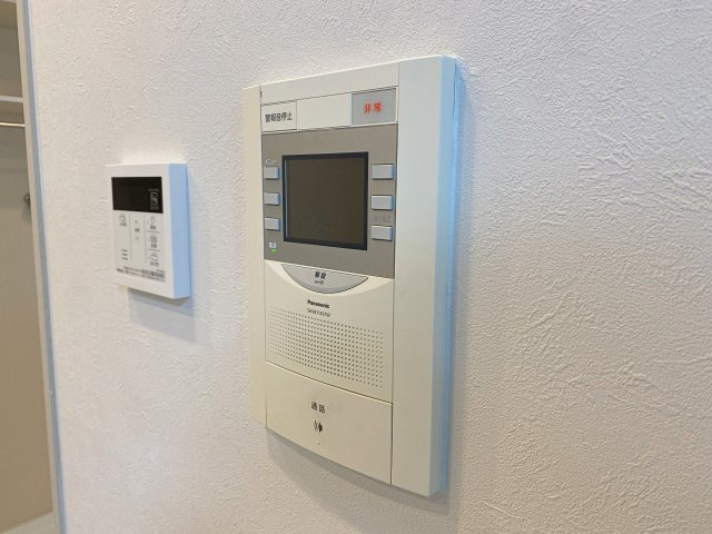 ベウラ大泉学園のセキュリティ|来訪者の顔を室内から一目で確認できるカラーモニター付きインターホン。防犯性に優れており、お子様のお留守番や女性のひとり時間でも安心して対応できます。毎日の暮らしの安全と安心をしっかりと守ります。