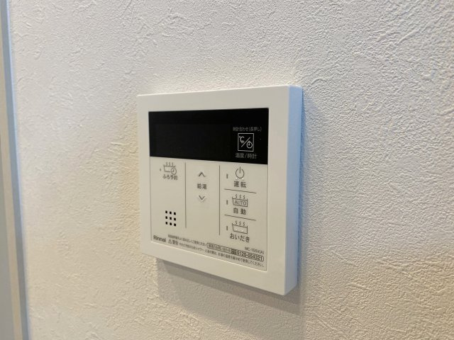 ベウラ大泉学園の発電・温水設備|生活時間の異なるご家族でも、いつでもボタン一つで温かいお風呂を快適に楽しめる追い焚き機能を完備。お湯を張り直す手間を省いて節水にも貢献し、日々のバスタイムをいつでも快適にサポートします。
