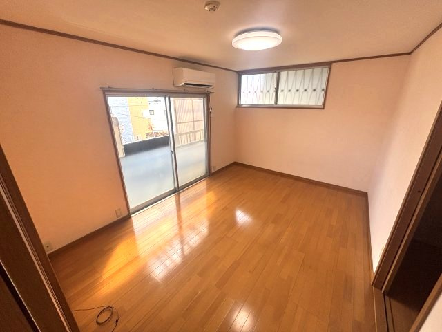 神戸市東灘区岡本５丁目のアパートの居間・リビング