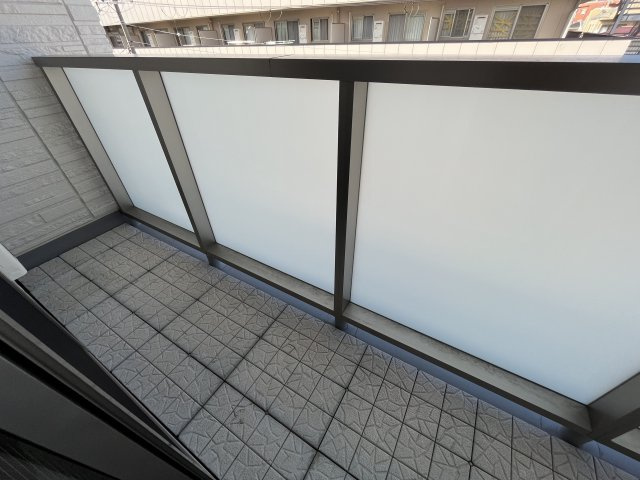 神戸市東灘区岡本３丁目のアパートのバルコニー