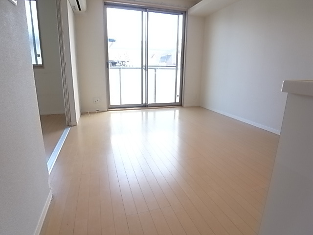 芦屋市打出町のアパートの居間・リビング