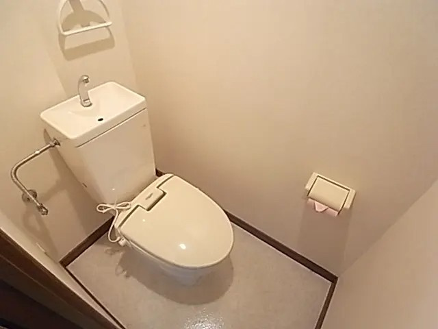 神戸市中央区中山手通４丁目の賃貸マンションのトイレ