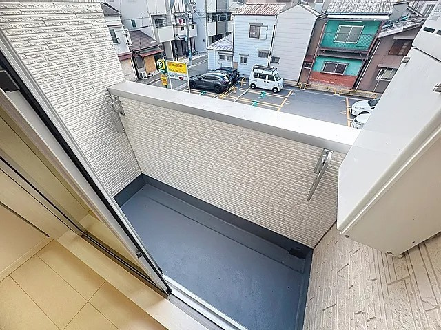 神戸市中央区神若通５丁目のアパートのバルコニー