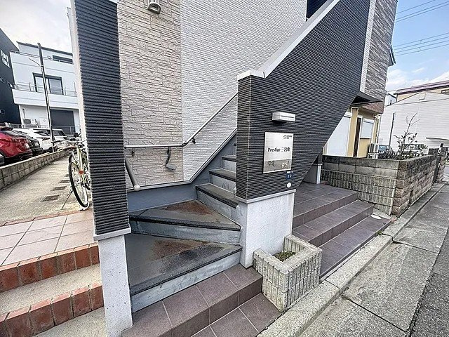 神戸市中央区神若通５丁目のアパートのエントランス
