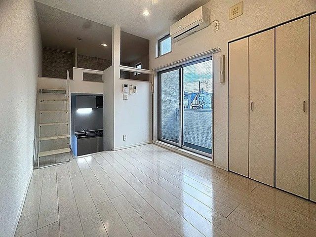神戸市中央区神若通５丁目のアパートの居間・リビング