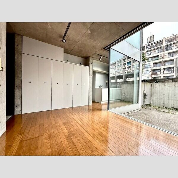 調布市国領町１丁目の賃貸マンションの庭
