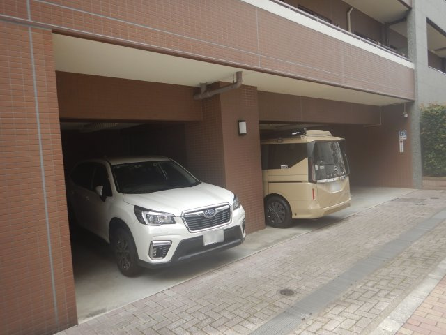 クレストフォルム上野イーストコートの駐車場